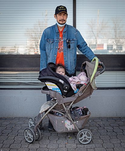 JESSICA LEE / WINNIPEG FREE PRESS

Peguis flood evacuees Matthew Cook and daughter Millie, 11 months, are photographed at the Hilton Hotel on May 3, 2022, where they are currently staying.

Reporter: Erik Pindera