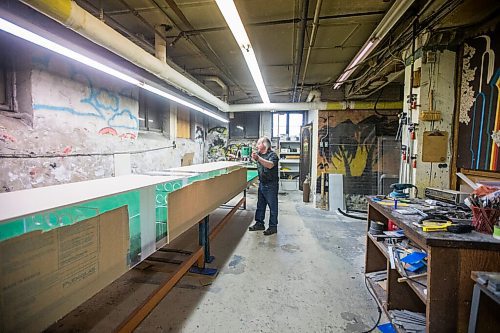 MIKAELA MACKENZIE / WINNIPEG FREE PRESS

Rick Banack, owner of Environmental Aquatic Services, routes the edge of an acrylic lobster tank in Winnipeg on Tuesday, May 3, 2022. For Dave Sanderson story.
Winnipeg Free Press 2022.