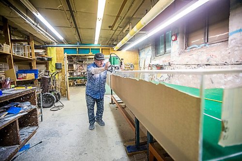 MIKAELA MACKENZIE / WINNIPEG FREE PRESS

Rick Banack, owner of Environmental Aquatic Services, routes the edge of an acrylic lobster tank in Winnipeg on Tuesday, May 3, 2022. For Dave Sanderson story.
Winnipeg Free Press 2022.