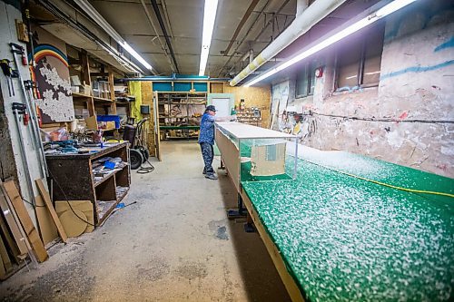 MIKAELA MACKENZIE / WINNIPEG FREE PRESS

Rick Banack, owner of Environmental Aquatic Services, routes the edge of an acrylic lobster tank in Winnipeg on Tuesday, May 3, 2022. For Dave Sanderson story.
Winnipeg Free Press 2022.