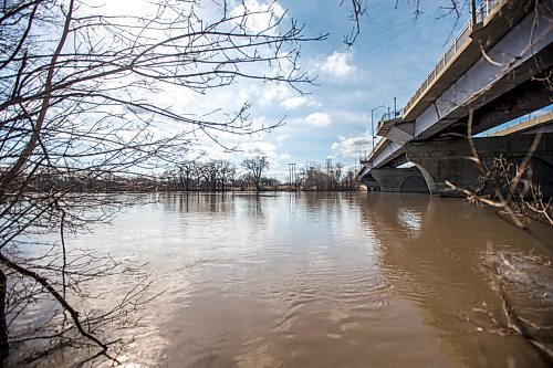 MIKAELA MACKENZIE / WINNIPEG FREE PRESS

The section of the river where the sewage discharges into, south of Chief Peguis Trail, in Winnipeg on Wednesday, May 4, 2022. For Joyanne story.
Winnipeg Free Press 2022.