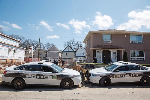 MIKE DEAL / WINNIPEG FREE PRESS
Winnipeg Police officers at a house on Young Street Thursday afternoon where they found a deceased adult male nearby Wednesday evening. The police say they were responding to a report of a disturbance and a serious assault when they found the deceased person.
See Erik Pindera story
220505 - Thursday, May 05, 2022.