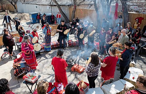 JESSICA LEE / WINNIPEG FREE PRESS

Community members sing healing songs at North End Womens Centre on May 5, 2022 for Red Dress Day.

