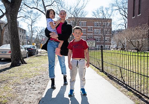 JESSICA LEE / WINNIPEG FREE PRESS

Lori Isber and her children Solomon Carriere, 6, and Isabelle Carriere, 4, are photographed on May 5, 2022.

Reporter: Malak Abas

