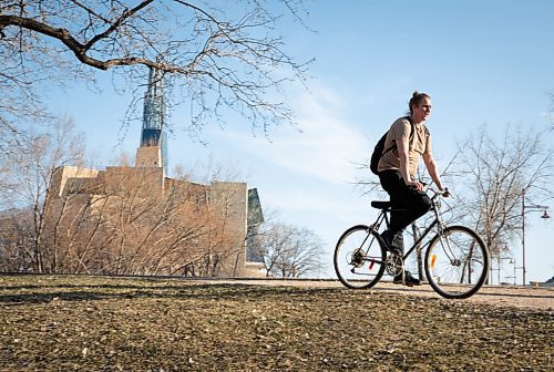 JESSICA LEE / WINNIPEG FREE PRESS

A biker passes the Human Rights Museum on May 4, 2022.



