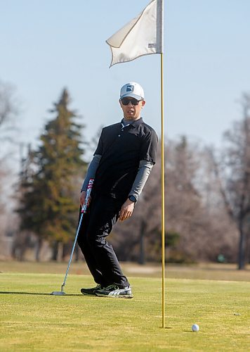 MIKE DEAL / WINNIPEG FREE PRESS
Ross Mendoza tries to use body language to guide the ball on the first green while enjoying the weather on the first day of the golf season at Kildonan Park Golf Course Friday morning.
220506 - Friday, May 06, 2022.