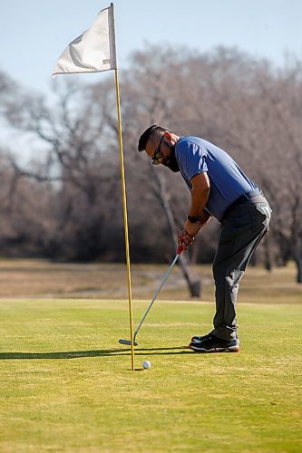 MIKE DEAL / WINNIPEG FREE PRESS
Dennis Batacan makes a putt on the first hole while enjoying the weather on the first day of the golf season at Kildonan Park Golf Course Friday morning.
220506 - Friday, May 06, 2022.