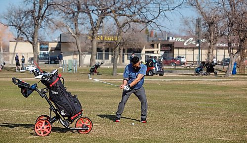 MIKE DEAL / WINNIPEG FREE PRESS
Dennis Batacan takes a swing while enjoying the weather on the first day of the golf season at Kildonan Park Golf Course Friday morning.
220506 - Friday, May 06, 2022.