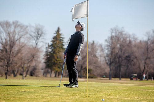MIKE DEAL / WINNIPEG FREE PRESS
Ross Mendoza reacts after a missed putt on the first green while enjoying the weather on the first day of the golf season at Kildonan Park Golf Course Friday morning.
220506 - Friday, May 06, 2022.