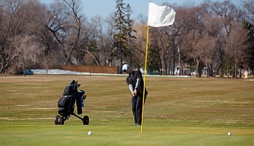 MIKE DEAL / WINNIPEG FREE PRESS
Ross Mendoza chips on to the first green while enjoying the weather on the first day of the golf season at Kildonan Park Golf Course Friday morning.
220506 - Friday, May 06, 2022.
