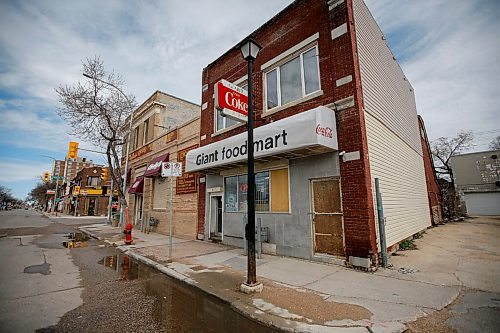JOHN WOODS / WINNIPEG FREE PRESS
Property at 407 Selkirk is for sale, Sunday, May 8, 2022. There are a many properties available on Selkirk.

Re: Kitching