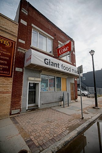 JOHN WOODS / WINNIPEG FREE PRESS
Property at 407 Selkirk is for sale, Sunday, May 8, 2022. There are a many properties available on Selkirk.

Re: Kitching