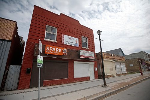 JOHN WOODS / WINNIPEG FREE PRESS
Property at 581/583 Selkirk is for sale, Sunday, May 8, 2022. There are a many properties available on Selkirk.

Re: Kitching