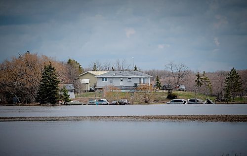 JOHN WOODS / WINNIPEG FREE PRESS
Property on Red River Drive, south of St Norbert, is high and dry, Sunday, May 8, 2022. 

Re: Kitching