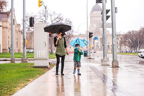 MIKAELA MACKENZIE / WINNIPEG FREE PRESS

Dani Nelson and her son, Alex (six), walk down Memorial Boulevard to the mall on yet another rainy day in Winnipeg on Monday, May 9, 2022. Standup.
Winnipeg Free Press 2022.