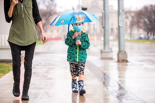 MIKAELA MACKENZIE / WINNIPEG FREE PRESS

Dani Nelson and her son, Alex (six), walk down Memorial Boulevard to the mall on yet another rainy day in Winnipeg on Monday, May 9, 2022. Standup.
Winnipeg Free Press 2022.