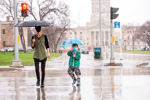 MIKAELA MACKENZIE / WINNIPEG FREE PRESS

Dani Nelson and her son, Alex (six), walk down Memorial Boulevard to the mall on yet another rainy day in Winnipeg on Monday, May 9, 2022. Standup.
Winnipeg Free Press 2022.