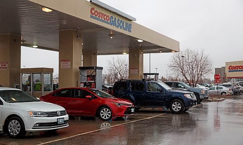 MIKE DEAL / WINNIPEG FREE PRESS
A constant flow of cars stopping at the Costco Kenastons gas bar Monday afternoon.
See Gabrielle Piche story
220509 - Monday, May 09, 2022.