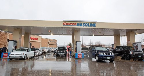 MIKE DEAL / WINNIPEG FREE PRESS
A constant flow of cars stopping at the Costco Kenastons gas bar Monday afternoon.
See Gabrielle Piche story
220509 - Monday, May 09, 2022.