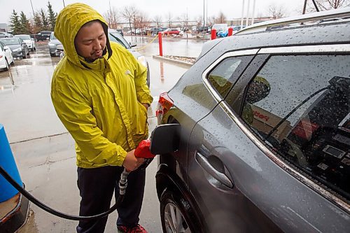 MIKE DEAL / WINNIPEG FREE PRESS
Paul Dan fills up his car with gas at the Costco Kenastons gas bar Monday afternoon.
See Gabrielle Piche story
220509 - Monday, May 09, 2022.