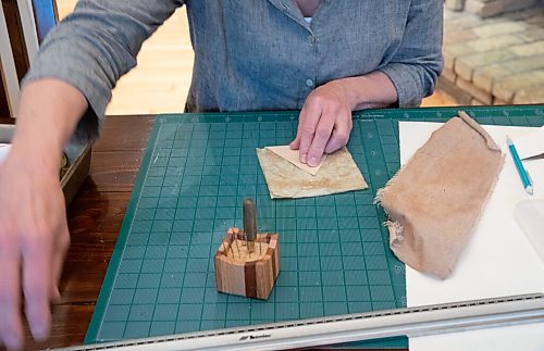 JESSICA LEE / WINNIPEG FREE PRESS

Deb Frances, a book artist, works in her dining room with her materials on May 9, 2022.

Reporter: Brenda Suderman


