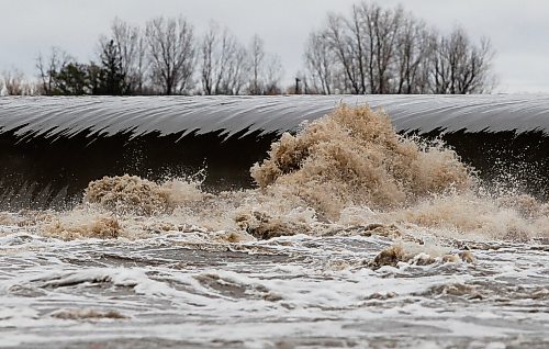 JOHN WOODS / WINNIPEG FREE PRESS
Water rushes through a raised floodway gate just south of St Norbert Monday, August 9, 2021.