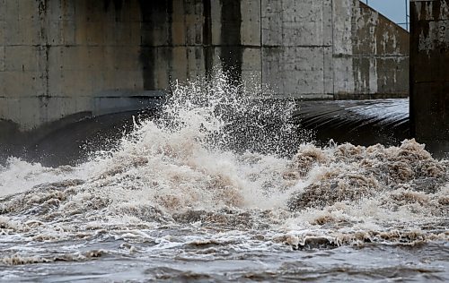 JOHN WOODS / WINNIPEG FREE PRESS
Water rushes through a raised floodway gate just south of St Norbert Monday, August 9, 2021.