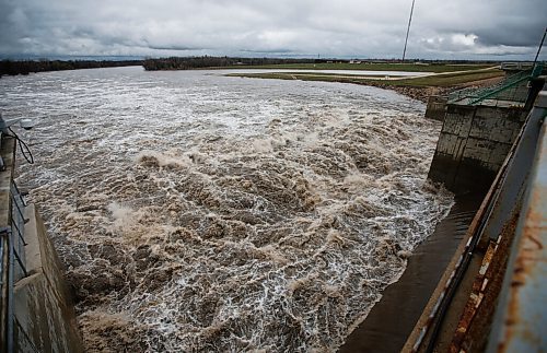 JOHN WOODS / WINNIPEG FREE PRESS
Water rushes through a raised floodway gate just south of St Norbert Monday, August 9, 2021.