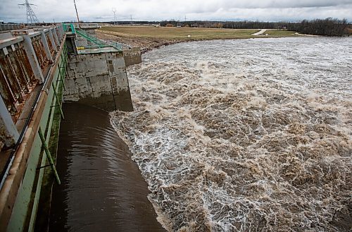 JOHN WOODS / WINNIPEG FREE PRESS
Water rushes through a raised floodway gate just south of St Norbert Monday, August 9, 2021.