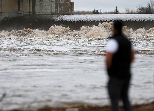 JOHN WOODS / WINNIPEG FREE PRESS
A man looks on as water rushes through a raised floodway gate just south of St Norbert Monday, August 9, 2021.