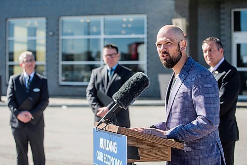 MIKAELA MACKENZIE / WINNIPEG FREE PRESS

Mike Mikulak, executive director of Food and Beverage Manitoba, speaks at an announcement about funding for COVID recovery at Winnipeg-South/Outlet Collection Hyatt House in Winnipeg on Tuesday, May 10, 2022. For Gabby story.
Winnipeg Free Press 2022.