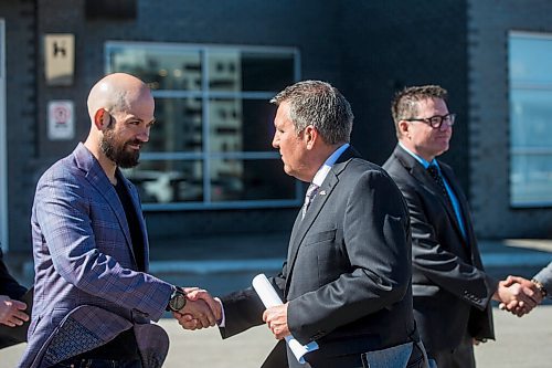 MIKAELA MACKENZIE / WINNIPEG FREE PRESS

Economic Development Minister Cliff Cullen (right) shakes hands with Mike Mikulak, executive director of Food and Beverage Manitoba, after making an announcement about funding for COVID recovery at Winnipeg-South/Outlet Collection Hyatt House in Winnipeg on Tuesday, May 10, 2022. For Gabby story.
Winnipeg Free Press 2022.