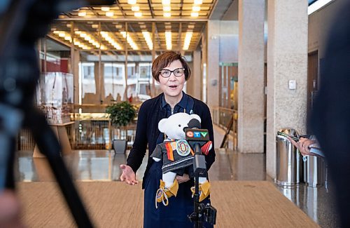 JESSICA LEE / WINNIPEG FREE PRESS

Dr. Cindy Blackstock is photographed while scrumming with media on May 10, 2022 at City Hall.

Reporter: Joyanne


