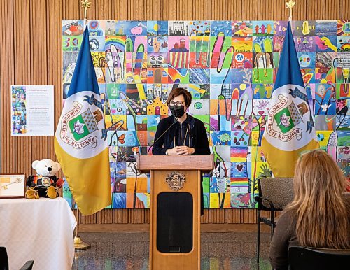 JESSICA LEE / WINNIPEG FREE PRESS

Dr. Cindy Blackstock gives a speech after receiving a key to the city (at left) from Mayor Brian Bowman on May 10, 2022 at City Hall.

Reporter: Joyanne


