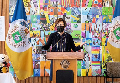 JESSICA LEE / WINNIPEG FREE PRESS

Dr. Cindy Blackstock gives a speech after receiving a key to the city from Mayor Brian Bowman on May 10, 2022 at City Hall.

Reporter: Joyanne


