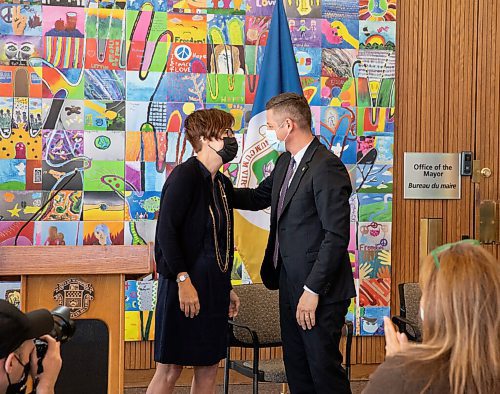 JESSICA LEE / WINNIPEG FREE PRESS

Dr. Cindy Blackstock and Mayor Brian Bowman embrace after Blackstock is presented a key to the city from the mayor on May 10, 2022 at City Hall.

Reporter: Joyanne


