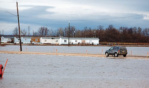 MIKE DEAL / WINNIPEG FREE PRESS
Residents of Peguis FN who have not fled the rising water had a small reprieve Tuesday, which has allowed them to add protection to various locations and attempt to get basements emptied of water. The forecast doesn't look good towards the end of the week with days of rain on the way.
See Malak Abas story
220510 - Tuesday, May 10, 2022.