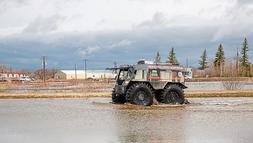 MIKE DEAL / WINNIPEG FREE PRESS
One of the amphibious vehicles that are being used to check in on residents. 
Residents of Peguis FN who have not fled the rising water had a small reprieve Tuesday, which has allowed them to add protection to various locations and attempt to get basements emptied of water. The forecast doesn't look good towards the end of the week with days of rain on the way.
See Malak Abas story
220510 - Tuesday, May 10, 2022.