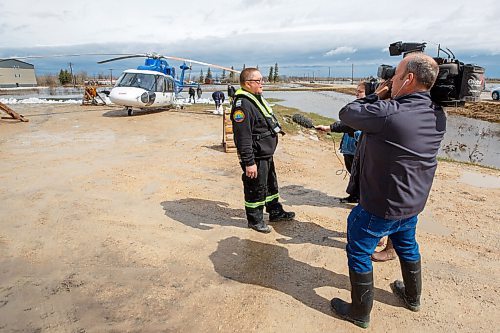 MIKE DEAL / WINNIPEG FREE PRESS
Stefan Zueff, ambulance superintendent with the Fisher Ambulance Service at Peguis FN.
Residents of Peguis FN who have not fled the rising water had a small reprieve Tuesday, which has allowed them to add protection to various locations and attempt to get basements emptied of water. The forecast doesn't look good towards the end of the week with days of rain on the way.
See Malak Abas story
220510 - Tuesday, May 10, 2022.