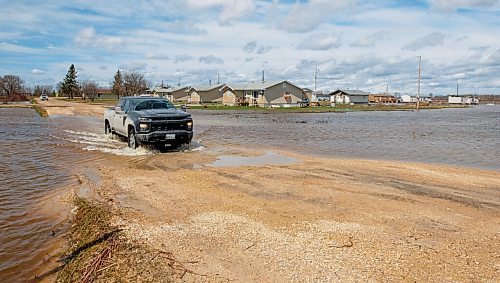 MIKE DEAL / WINNIPEG FREE PRESS
A washed out road is just barely passable by vehicles to a small cluster of houses.
Residents of Peguis FN who have not fled the rising water had a small reprieve Tuesday, which has allowed them to add protection to various locations and attempt to get basements emptied of water. The forecast doesn't look good towards the end of the week with days of rain on the way.
See Malak Abas story
220510 - Tuesday, May 10, 2022.