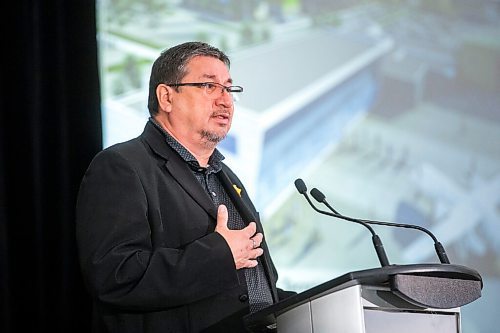 MIKAELA MACKENZIE / WINNIPEG FREE PRESS

Chief David Monias speaks at the Exchange Income Corp. annual meeting in the Calm Air hangar, with a photo of the planned Gary Filmon Indigenous Terminal behind him, in Winnipeg on Wednesday, May 11, 2022. For Martin Cash story.
Winnipeg Free Press 2022.