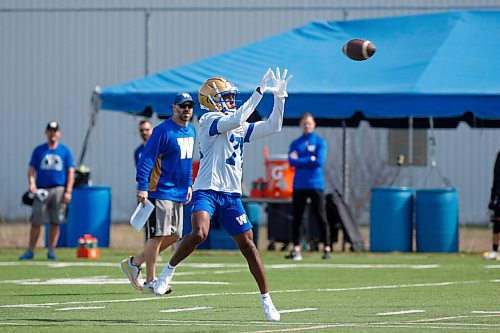 MIKE DEAL / WINNIPEG FREE PRESS
Winnipeg Blue Bombers Whop Philyor (71) during the first day of rookie camp at the practice field at the UofM Wednesday.
220511 - Wednesday, May 11, 2022.