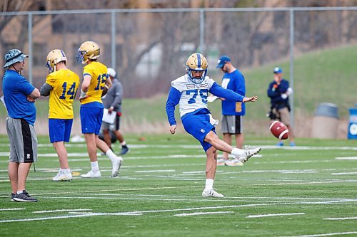 MIKE DEAL / WINNIPEG FREE PRESS
Winnipeg Blue Bombers Tom Hackett (79) during the first day of rookie camp at the practice field at the UofM Wednesday.
220511 - Wednesday, May 11, 2022.