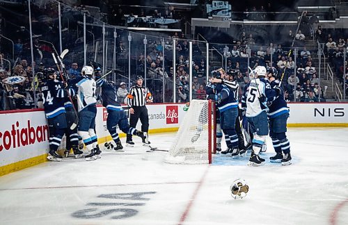 JESSICA LEE / WINNIPEG FREE PRESS

A fight breaks out during a game with the Manitoba Moose and Milwaukee Admirals at Canada Life Centre on May 11, 2022.

Reporter: Mike McIntyre


