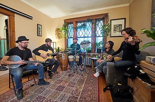 DAVID LIPNOWSKI / WINNIPEG FREE PRESS

The Duhks during a rehearsal for their upcoming 20th Anniversary Concert, photographed May 11, 2022.