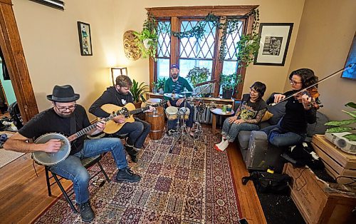 DAVID LIPNOWSKI / WINNIPEG FREE PRESS

The Duhks during a rehearsal for their upcoming 20th Anniversary Concert, photographed May 11, 2022.