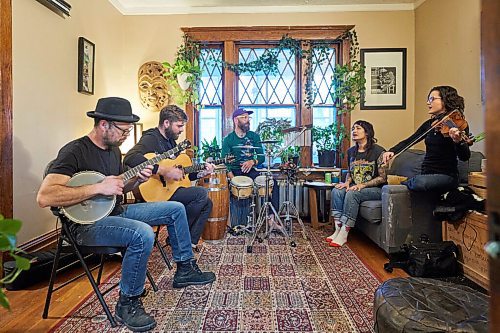 DAVID LIPNOWSKI / WINNIPEG FREE PRESS

The Duhks during a rehearsal for their upcoming 20th Anniversary Concert, photographed May 11, 2022.