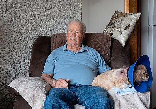 JESSICA LEE / WINNIPEG FREE PRESS

Cliff Reykdal and his dog Nala are photographed on May 12, 2022 at their Winnipeg home. Nala was picked up by a coyote while on a bathroom break and is recovering from the bite.

Reporter: Erik Pindera


