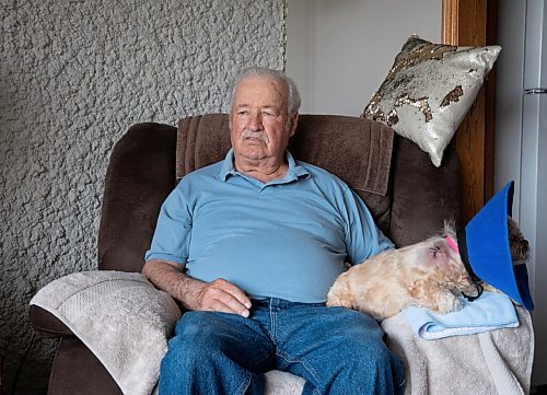 JESSICA LEE / WINNIPEG FREE PRESS

Cliff Reykdal and his dog Nala are photographed on May 12, 2022 at their Winnipeg home. Nala was picked up by a coyote while on a bathroom break and is recovering from the bite.

Reporter: Erik Pindera


