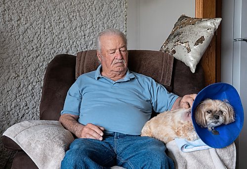 JESSICA LEE / WINNIPEG FREE PRESS

Cliff Reykdal and his dog Nala are photographed on May 12, 2022 at their Winnipeg home. Nala was picked up by a coyote while on a bathroom break and is recovering from the bite.

Reporter: Erik Pindera


